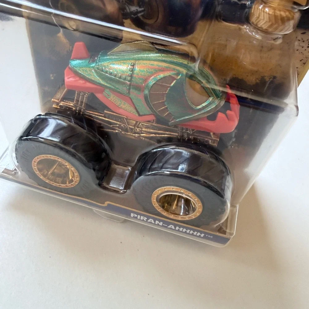 Hot Wheels Monster Trucks Piran-Ahhhh Trophy Champions 1:64 Die-Cast JDV96 New